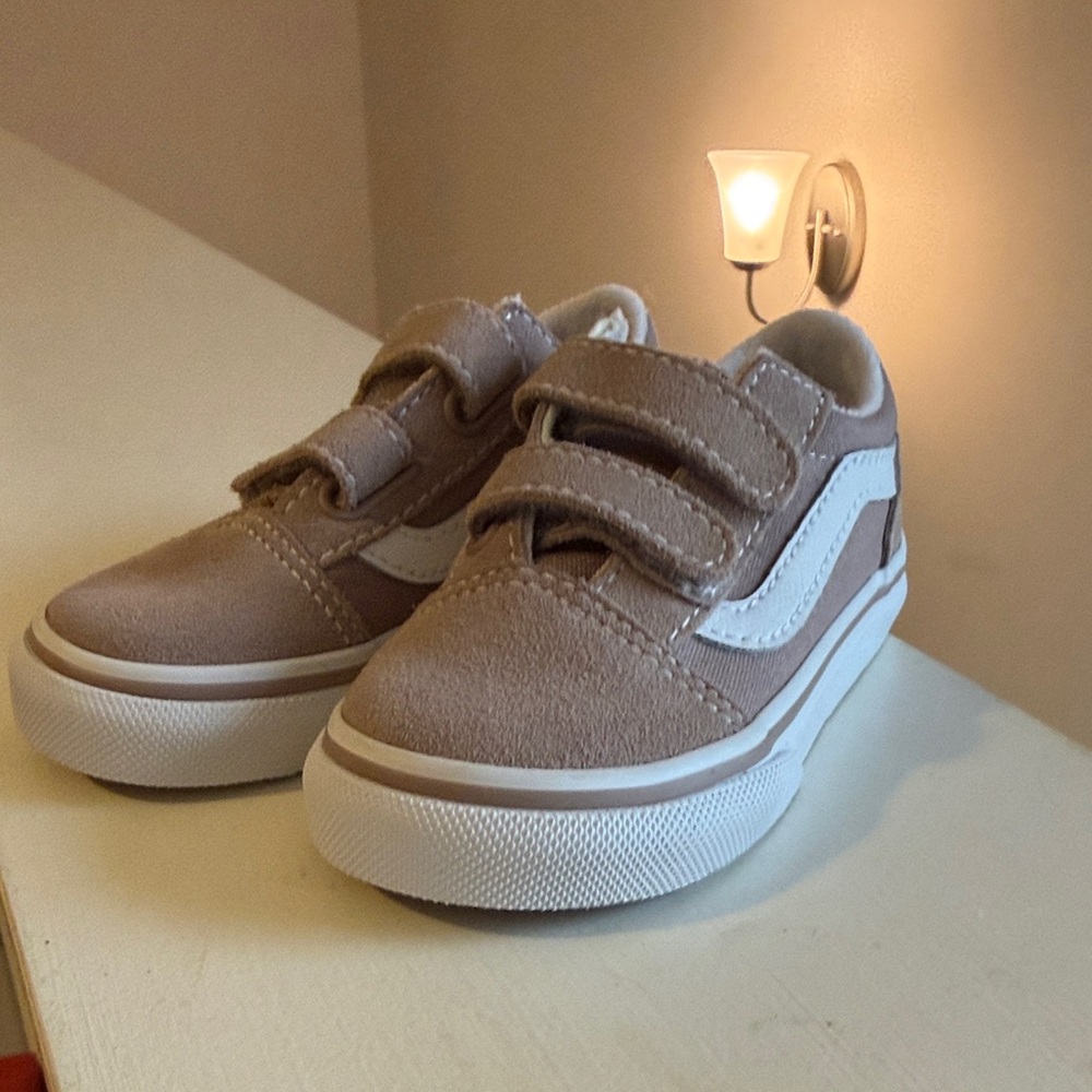 Vans Kids Old Skool V Suede Velcro Sneakers in Taupe and White Size c7
